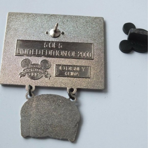 Disney Pirates Of The Caribbean. Sao Feng Legend Lives On Dangle Pin LE of 2000 - Picture 5 of 5